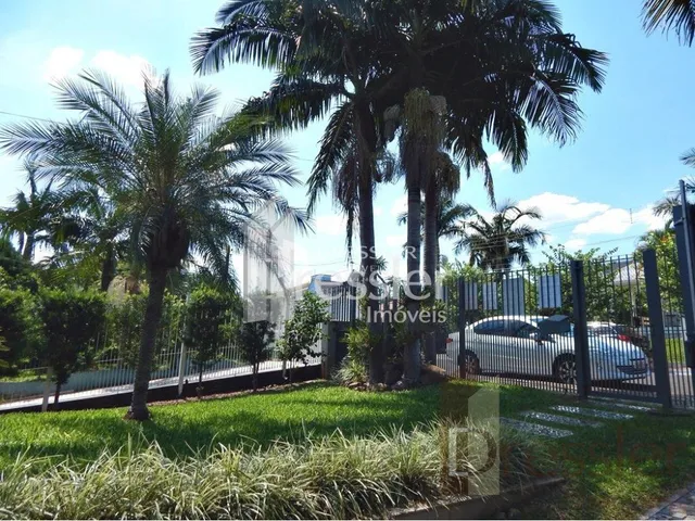 Vista externa de uma propriedade com gramado e cerca em Lajeado.