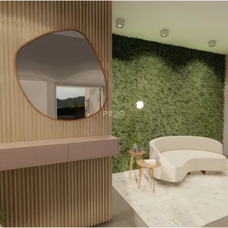 Interior de uma sala de estar com parede verde e sofá branco.