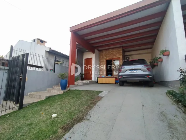 Vista da fachada de uma residência em Lajeado, Brasil, com portão e jardim.