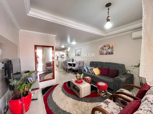 Sala de estar com sofá e decoração de madeira.
