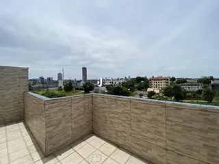 Vista da área externa com piso cerâmico e vista da cidade.