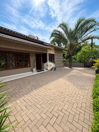 Fachada de uma residência em Lajeado, Brasil, com área pavimentada à frente.