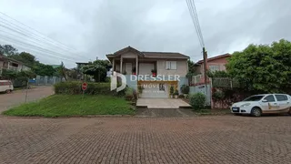 Fachada de uma casa em Lajeado, Brasil, com jardim frontal.