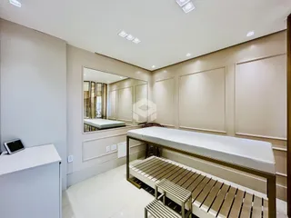 Quarto com decoração moderna e piso claro em um imóvel no Brasil.