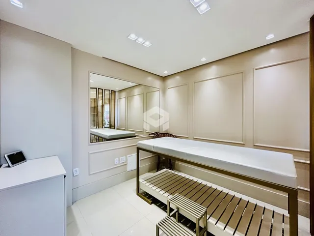 Quarto com decoração moderna e piso claro em um imóvel no Brasil.