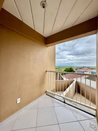 Balcão com vista panorâmica para o horizonte.