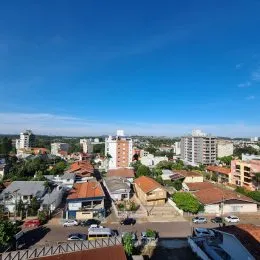 Vista aérea de um bairro residencial com diversas construções em Lajeado, Brasil.
