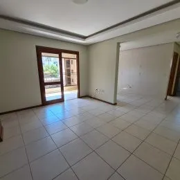 Ambiente interno com piso de cerâmica e portas de madeira em uma residência.