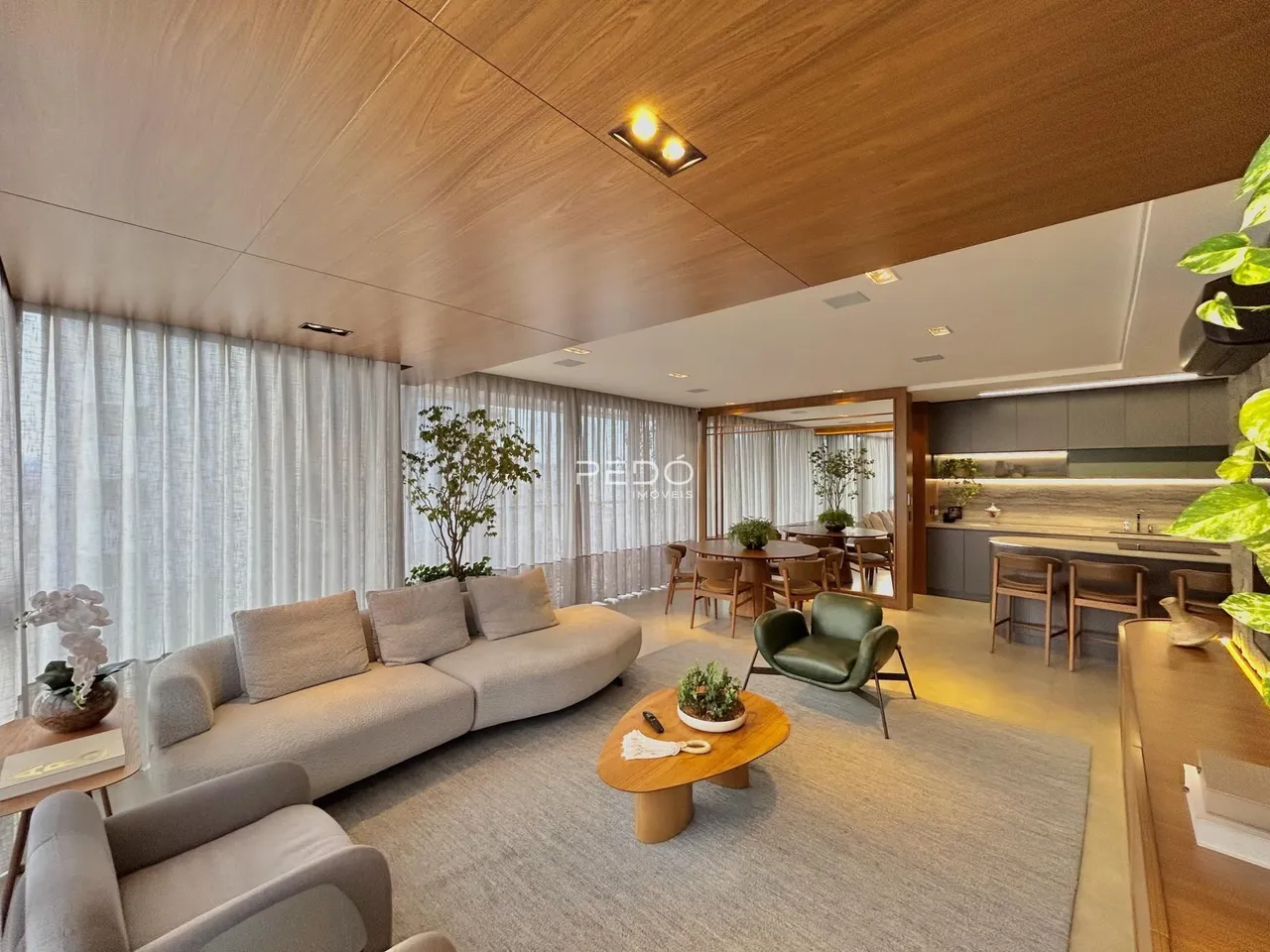Sala de estar moderna com grandes janelas e decoração contemporânea.