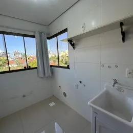 Ambiente interno com grandes janelas que oferecem vista da cidade.