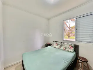 Foto de um quarto com cama e janela em um imóvel.