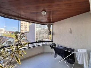 Vista da sala com vista para a cidade.