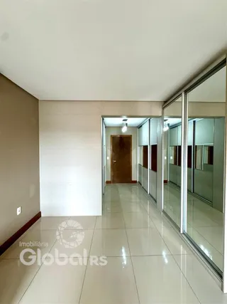 Corredor interno de uma residência com piso de cerâmica claro.