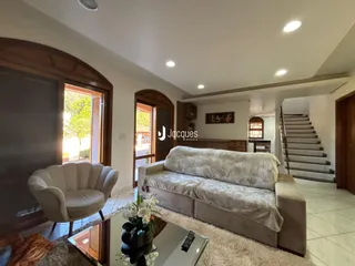 Sala de estar com sofá e poltrona em ambiente claro.