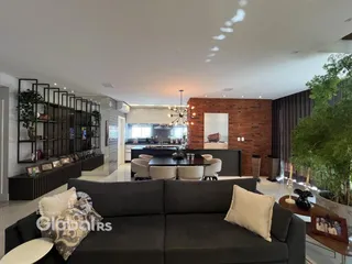 Sala de estar moderna com sofá e mesa de jantar em um apartamento.