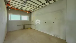 Vista interna de um cômodo com teto e paredes em estado de obra.