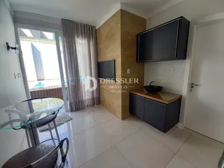 Sala de estar com porta de vidro e vista para o exterior.
