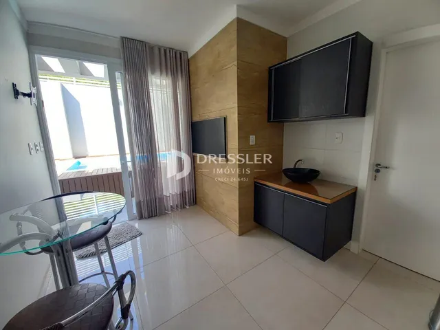 Sala de estar com porta de vidro e vista para o exterior.