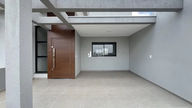 Interior de um espaço com paredes cinzas e piso de cerâmica claro.