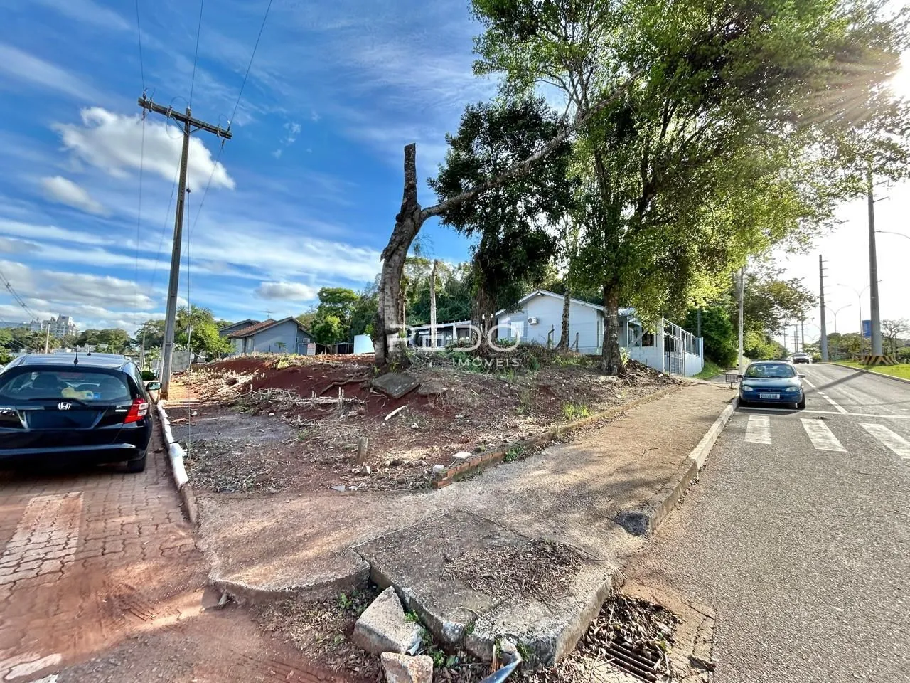 Vista externa de uma propriedade em Lajeado, Brasil, com vegetação e área de terra no primeiro plano.