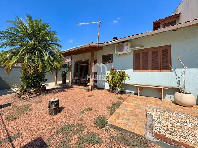Foto da fachada de uma casa em Lajeado, Brasil, mostrando o jardim e a área externa.