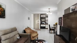 Sala de estar com sofá e poltrona em ambiente claro.