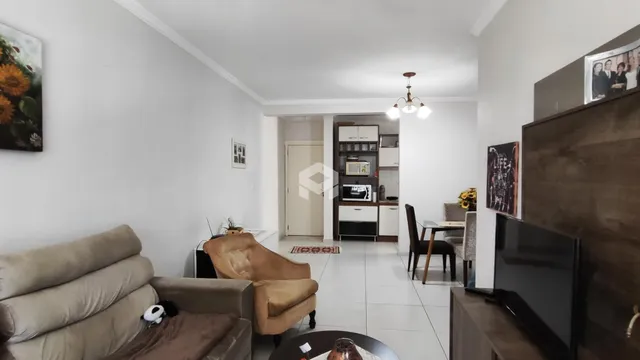 Sala de estar com sofá e poltrona em ambiente claro.