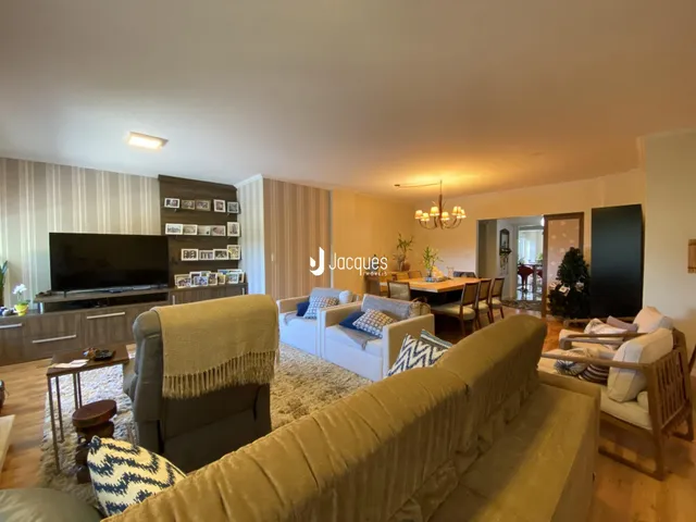 Sala de estar com sofá e decoração em ambiente residencial.