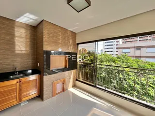 Sala de estar com vista para a paisagem verde.