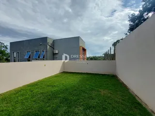 Fachada de imóvel em Lajeado, Brasil com jardim frontal.