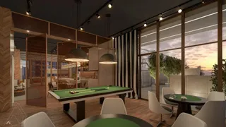 Sala de estar moderna com mesa de bilhar e grandes janelas com vista ao pôr do sol.