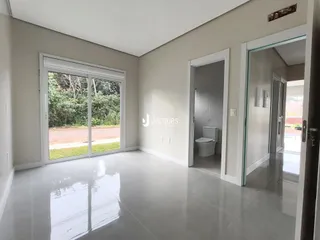 Sala de estar com portas de vidro que dão acesso ao exterior.