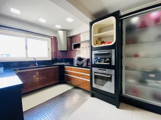 Cozinha moderna com armários de madeira e piso cerâmico.