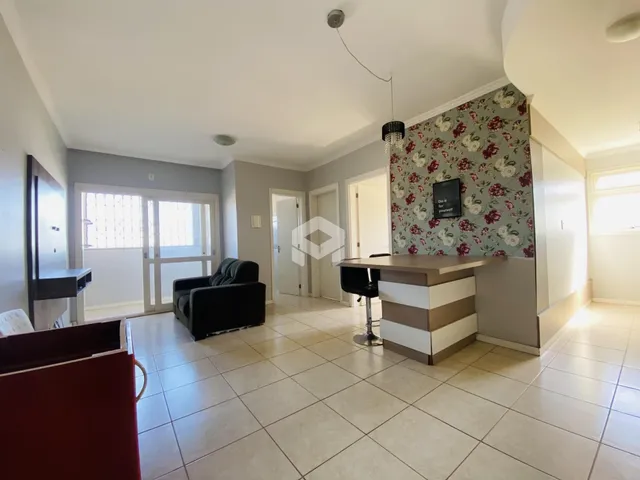 Sala de estar com piso de cerâmica e parede decorada
