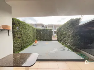 Vista externa de um pátio com muros altos em Lajeado, Brasil.