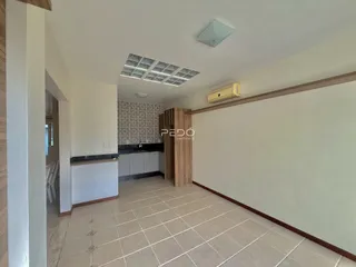 Hall de entrada com piso cerâmico e detalhes em madeira em uma propriedade.