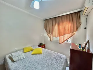 Quarto com cama e janela em um imóvel no Brasil.