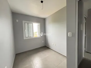 Hall de corredor com paredes cinzas e piso de cerâmica.