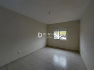 Vista interna de um cômodo com piso de cerâmica e paredes brancas.