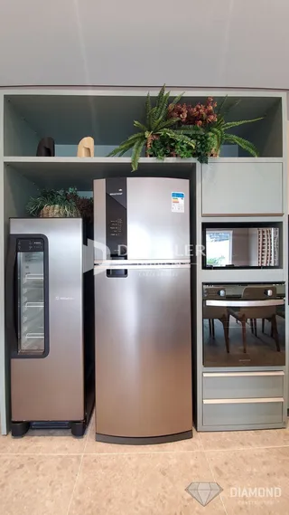 Foto de uma cozinha moderna com eletrodomésticos de aço inoxidável.