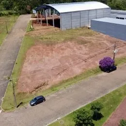 Vista externa de um galpão com terreno adjacente em Lajeado.