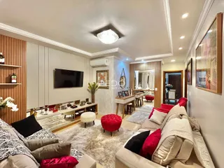 Sala de estar moderna com sofá e decoração aconchegante.