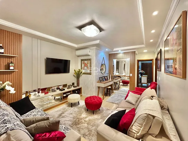 Sala de estar moderna com sofá e decoração aconchegante.