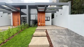 Fachada moderna de uma residência com revestimento de madeira e paredes brancas.