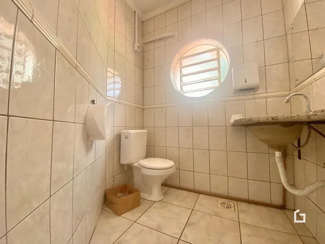 Foto de um banheiro com revestimento cerâmico nas paredes.