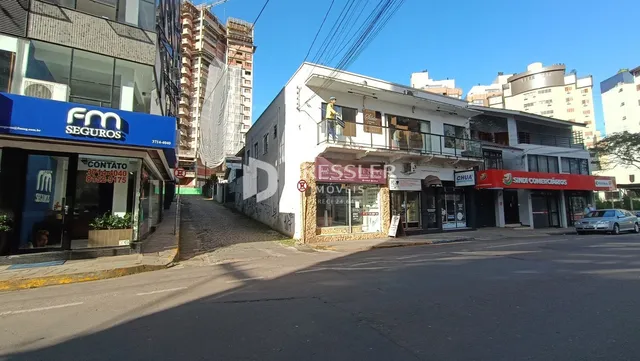 Fachada de um prédio comercial na rua em Lajeado, Brasil.