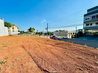 Imagem de uma área de terreno com solo avermelhado em Lajeado.