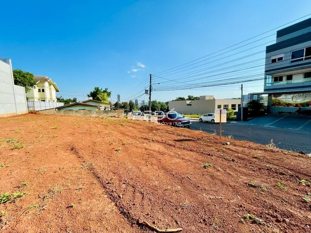 Imagem de uma área de terreno com solo avermelhado em Lajeado.