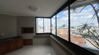 Sala de estar com grandes janelas que oferecem uma vista da paisagem.