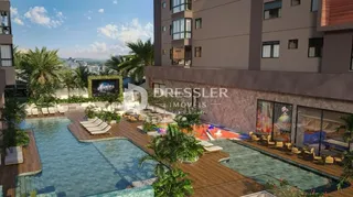 Piscina externa com deck e área verde no imóvel.